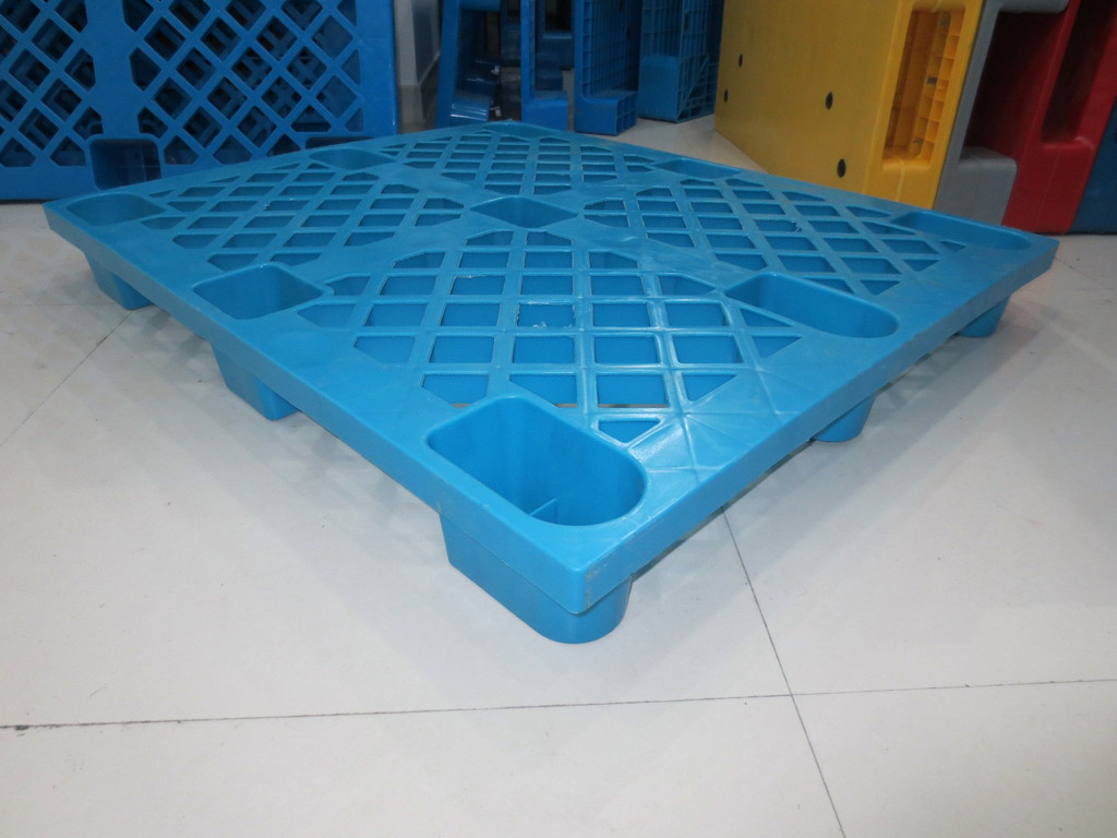 九腳（jiǎo）塑料托盤正麵