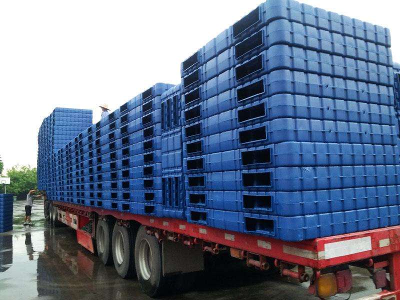 裝車的（de）中空吹塑塑料托盤