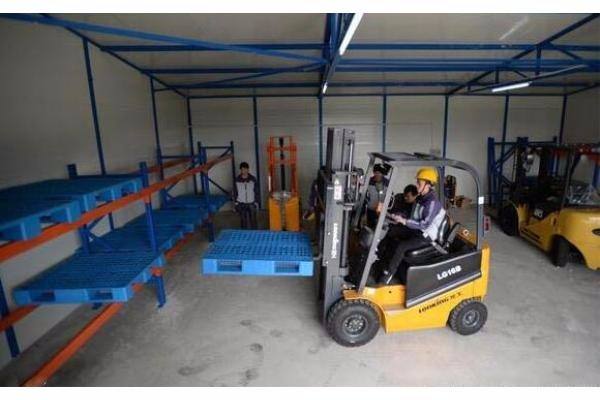 塑料托盤(pán)叉車配合作業 塑料托盤叉車配合作業