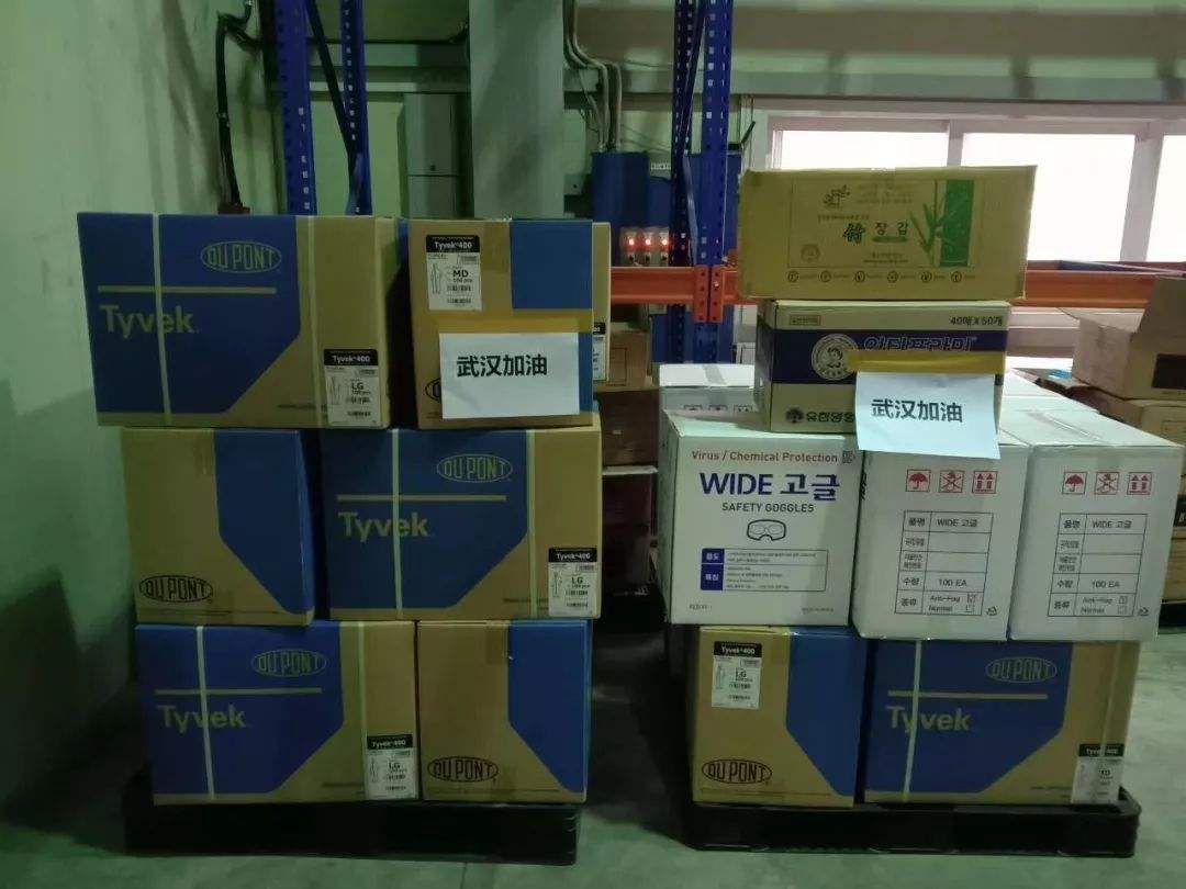 塑料托盤上的醫療物資